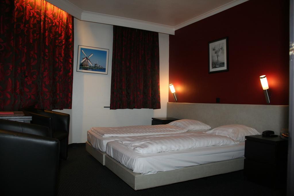 Hotel Admiraal Lanaken Exteriör bild